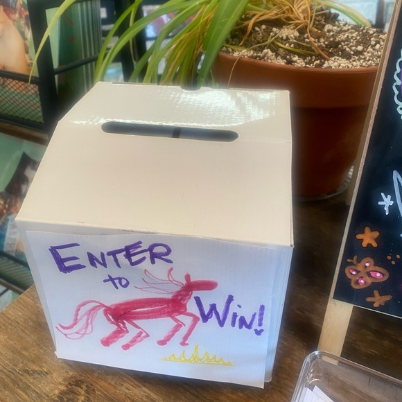 CHAPPELL ROAN MIDWEST PRINCESS TIARA DRAWING GIVEAWAY LISTENING PARTY RARE !!!! - Picture 4 of 9